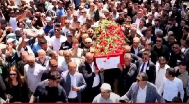 Karanfillerle son yolculuğuna uğurlandı