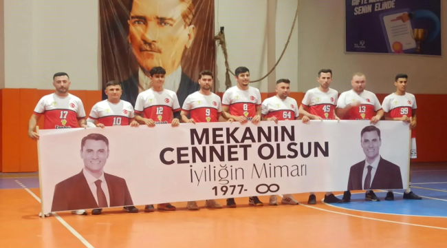 Maça duygulandıran pankartla çıktılar