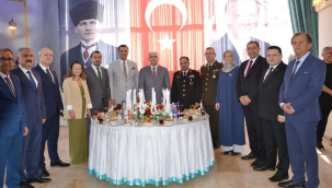 Manisa'da protokol bayramlaştı