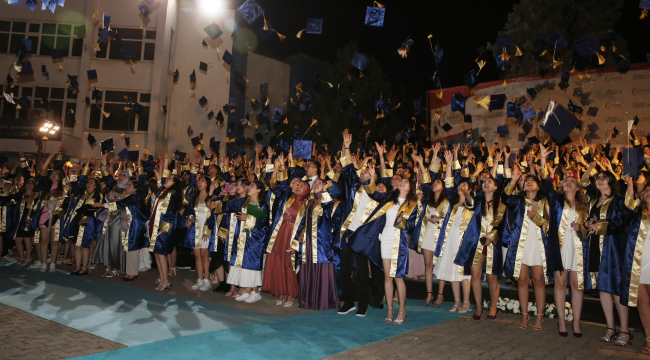 MCBÜ sağlık bilimleri fakültesi mezunları keplerini sevinçle attı