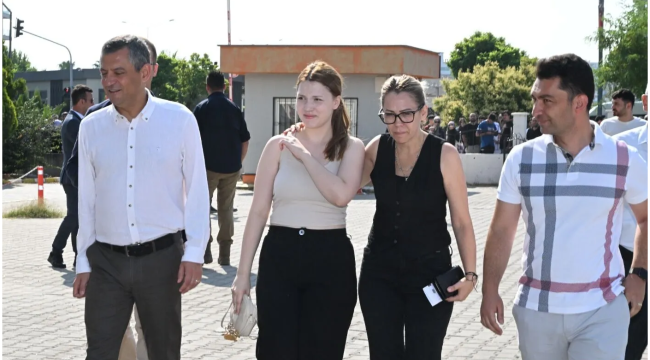 Nehir TYT'ye CHP Lideri Özel ve annesiyle geldi 