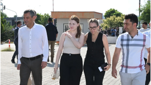 Nehir TYT'ye CHP Lideri Özel ve annesiyle geldi 