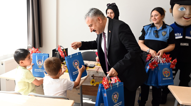 Öğrencilerin karne sevinçine ortak olan müdür Aktaş,hediye dağıttı