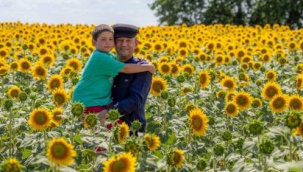Özel buğday hasadına katıldı,üreticilerin sorunlarını dinledi