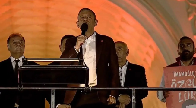 Özel'den dikkat çeken 'ayakkabı kutusu' göndermesi