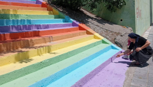 Renkli merdivenler yenilendi