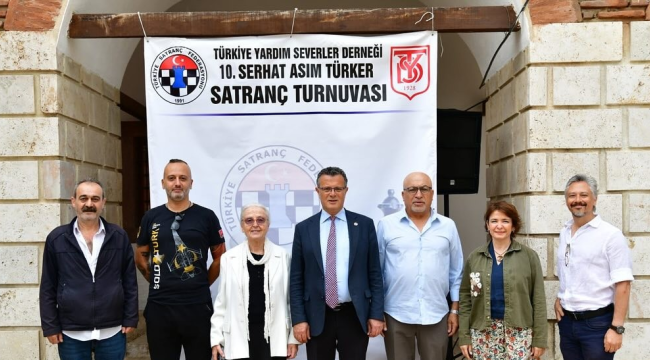 Satranç turnuvasında kazananlar belgelerini aldı