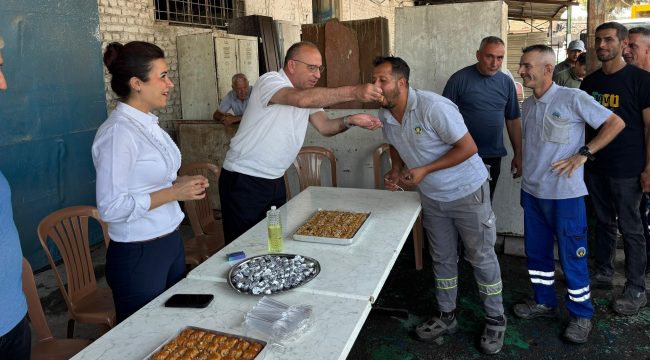 Turgutlu belediye başkanı Çetin Akın işçileri elleriyle besledi