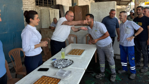 Turgutlu belediye başkanı Çetin Akın işçileri elleriyle besledi