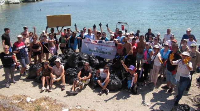 5 ülkeden gelen Erasmus öğrencileri Foça'da çevre temizliği yaptı