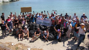 5 ülkeden gelen Erasmus öğrencileri Foça'da çevre temizliği yaptı