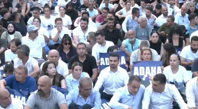 Adana'da vatandaşlar Karalar'a destek amacıyla oturma eylemi başlattı