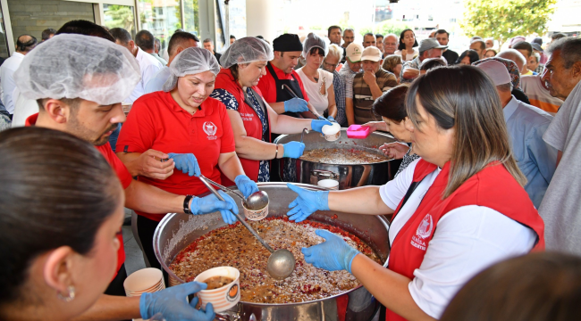 Akhisar belediyesi muharrem ayının bereketin vatandaşlarla paylaştı
