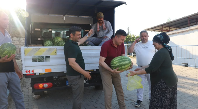 Alaşehir'de belediye ücretsiz karpuz dağıttı