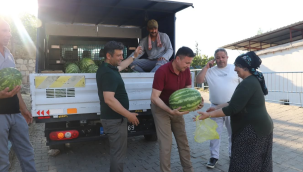 Alaşehir'de belediye ücretsiz karpuz dağıttı