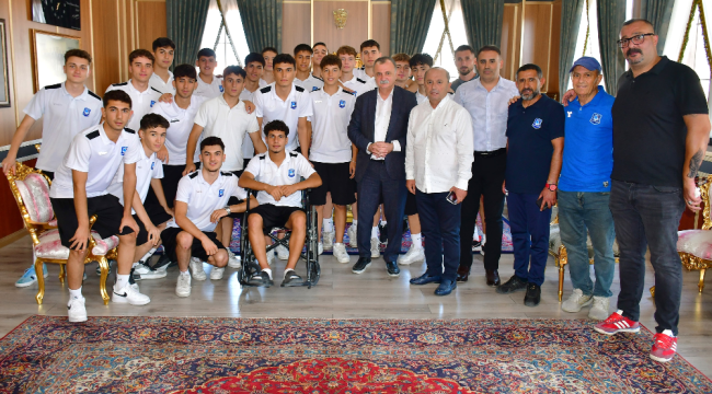 Başkan Balaban şampiyon takım oyuncularını kutladı