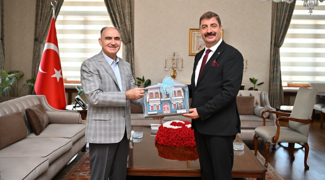 Başkan Dönmez ziyarette vali Özkan'a Kula'da yapılan çalışmaları anlattı