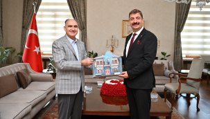 Başkan Dönmez ziyarette vali Özkan'a Kula'da yapılan çalışmaları anlattı