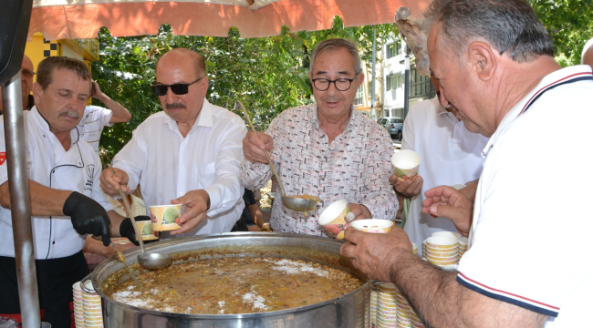 Başkanlar vatandaşa aşure dağıttı