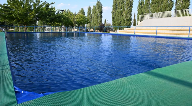 Belediye mimar Ferdi Zeyrek parkına çocuklar için portatif yüzme havuzu kurdu