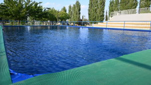 Belediye mimar Ferdi Zeyrek parkına çocuklar için portatif yüzme havuzu kurdu