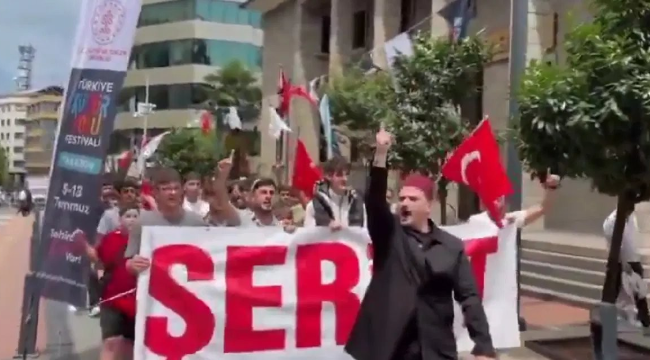 Ellerinde pankart kent meydanında 'şeriat' diyerek yürüdüler