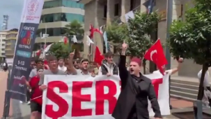 Ellerinde pankart kent meydanında 'şeriat' diyerek yürüdüler