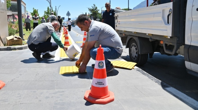  Görme engelliler için kentte güvenli zemin uygulamalarını sürüyor