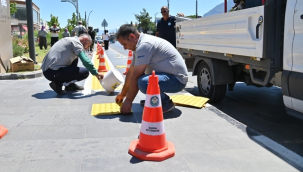  Görme engelliler için kentte güvenli zemin uygulamalarını sürüyor