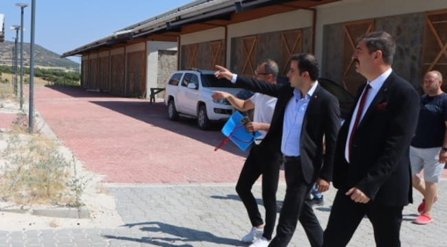 Kaymakam Altuntaş ve başkan Dönmez yapımı tamamlanan Kula binicilik tesisi gezdi