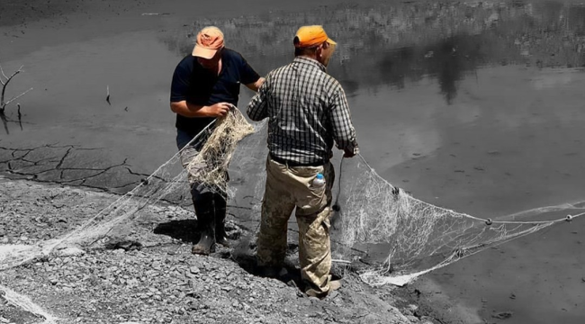 Kuruyan gölette ölme tehlikesi atlatan yüzlerce balıklar kurtarıldı