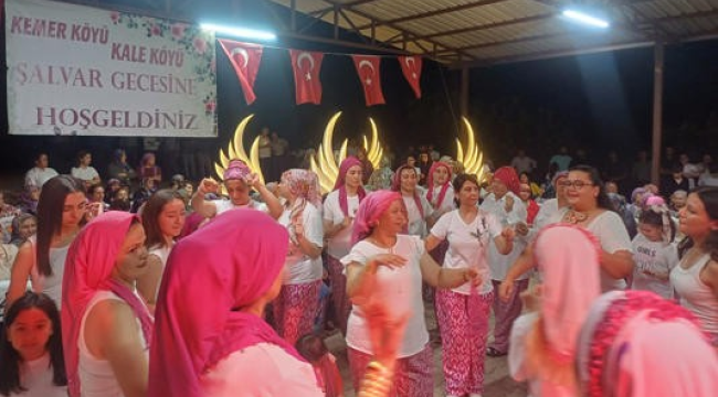 Manisa'nın tarihi mahallesi şalvar gecesiyle şenlendi 