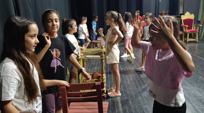 Salihli'de sahne çocukların!