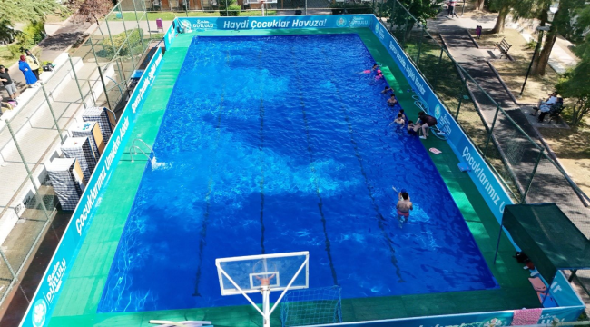Şehzadelerde kurulan portatif havuz çocukların eğlence kaynağı