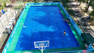 Şehzadelerde kurulan portatif havuz çocukların eğlence kaynağı