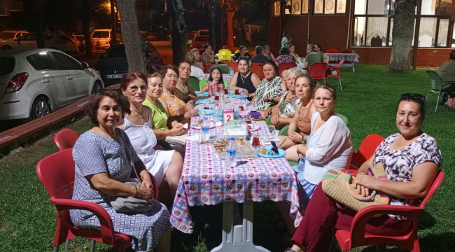 Toplanmak bahane siyaset şahane