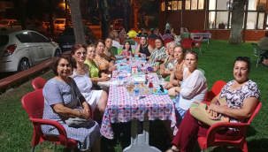 Toplanmak bahane siyaset şahane