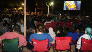 Ahmetli belediyesi çocuklar için açık hava film gösterisi düzenledi
