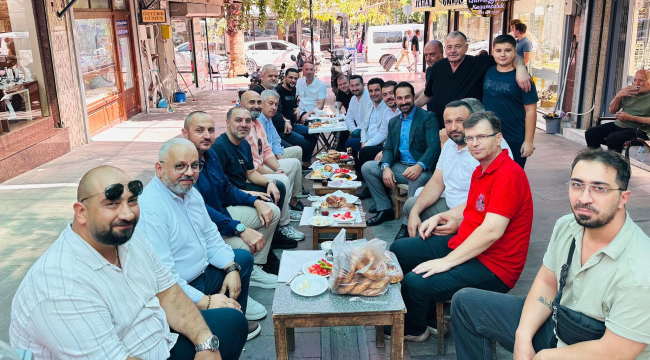 Arınç kuyumcular çarşısında kahvaltıya katıldı