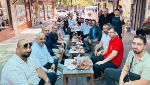 Arınç kuyumcular çarşısında kahvaltıya katıldı