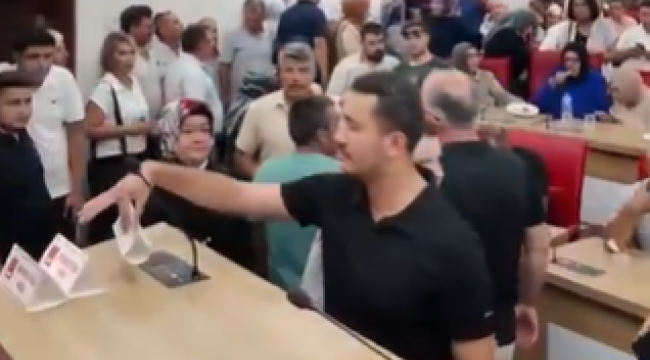 Aydın'da gerilim tırmanıyor! AKP'liler meclis'i bastı, CHP kartlarını yere attılar