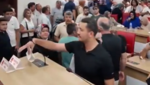 Aydın'da gerilim tırmanıyor! AKP'liler meclis'i bastı, CHP kartlarını yere attılar