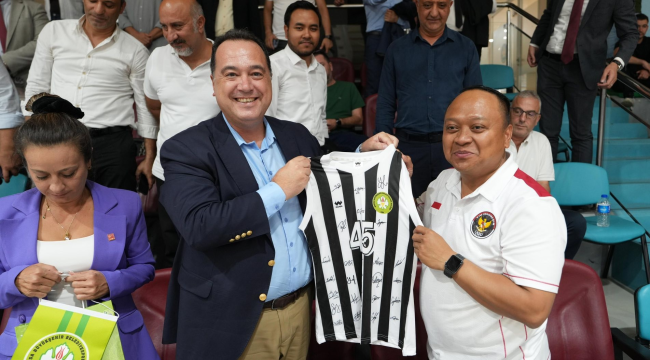 Endonezya Türkiye büyükelçisi Achmad Rizal Purnama ve Besim Dutlulu maç izledi