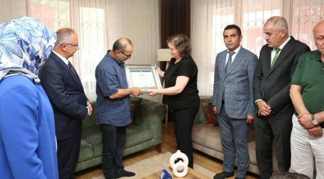 Gözyaşları arasında diploma teslimi