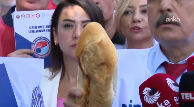 Memurlar ellerinde ekmekle saraya yürümek istedi