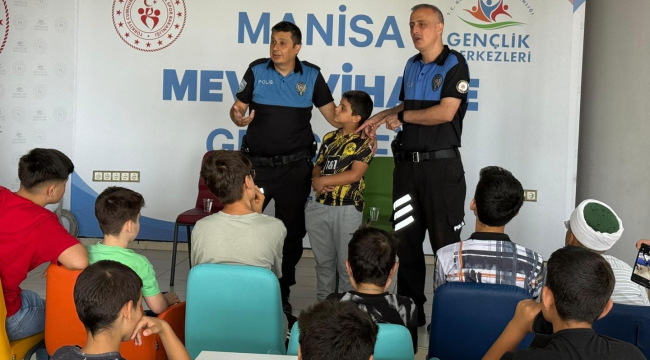 Polis çocuklara broşür ve hediye verdi