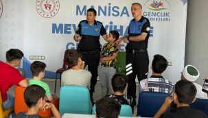 Polis çocuklara broşür ve hediye verdi