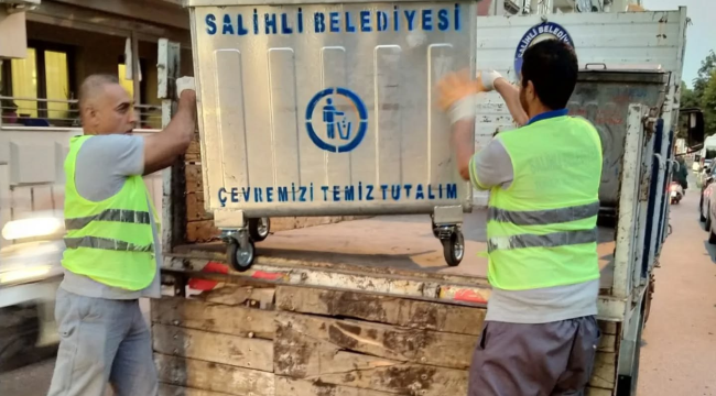 Salihli'de belediye eskimiş çöp konteynerlerini yeniledi