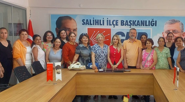 Salihli kadın kollarından istifa depremi! 4'ü yönetici 9 kadın istifa etti