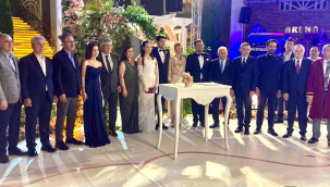 Siyasetcileri buluşturan düğün